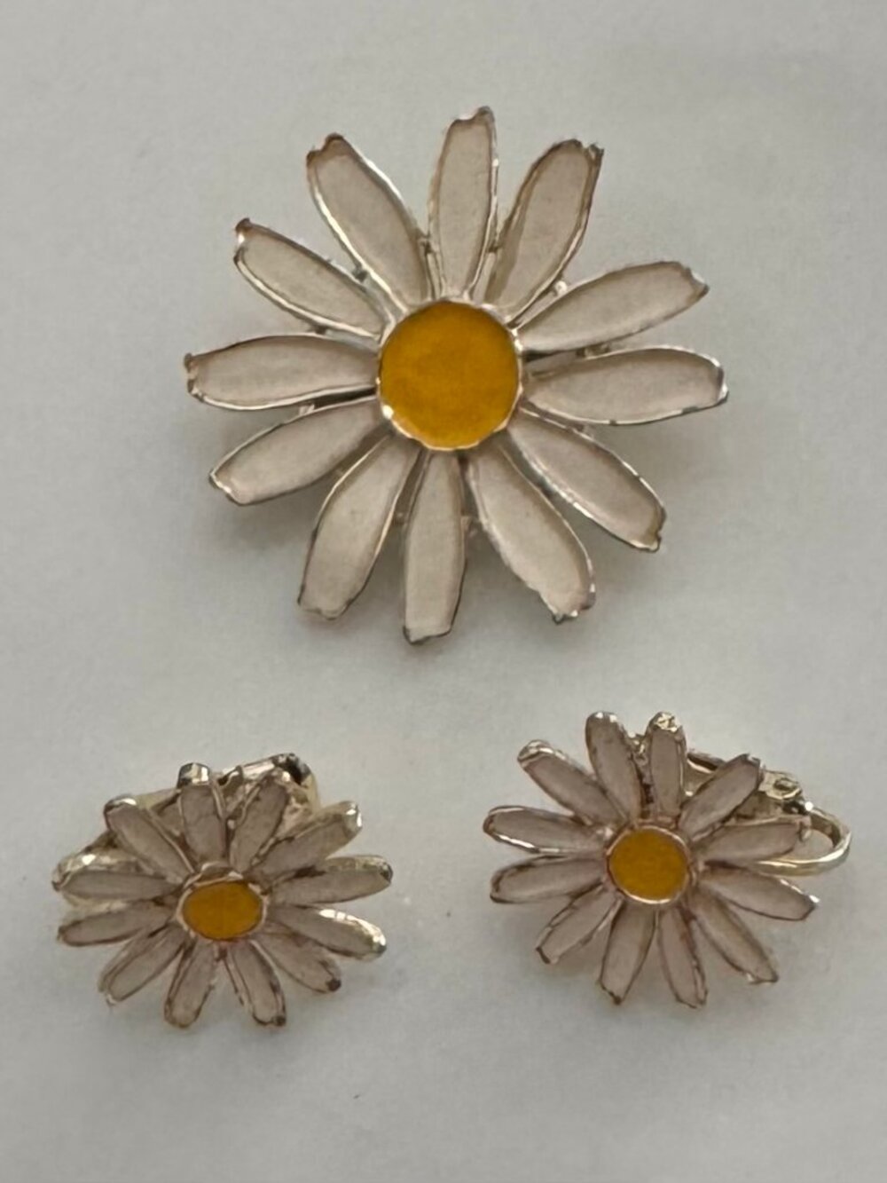 Vintage Daisy Brooch & Earrings Set White Yellow Enamel Flower